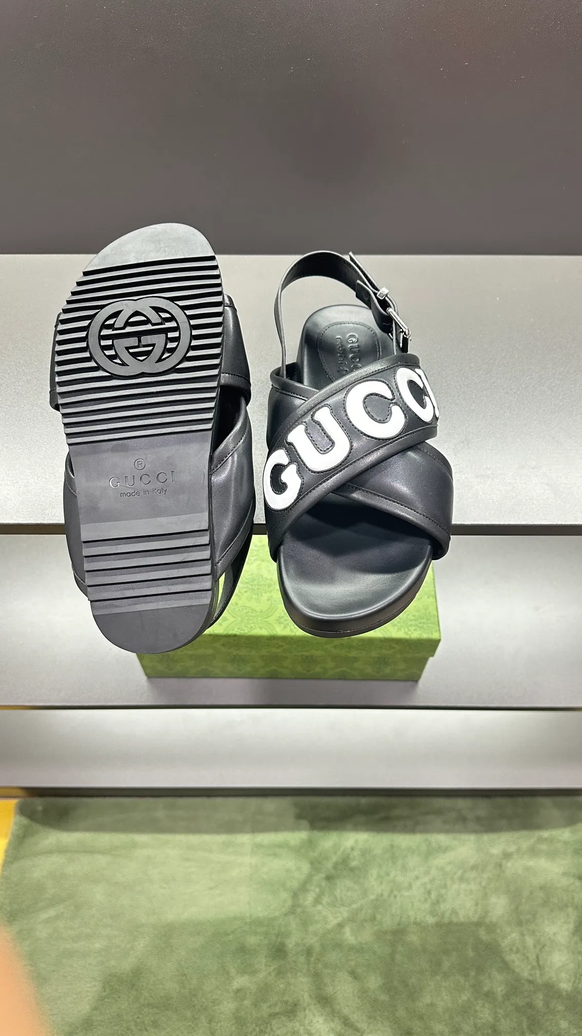 [G Family Couple Style] P: 320💰Female size 36~40 Men's size 39~45, (46. Custom-made GG slippers for men and women. This slipper is made of GG polyester fiber and is decorated with a Gucci label on the front, which adds a striking logo feel to the style. Beige GG recycled polyester fiber, same size for men and women, leather trim